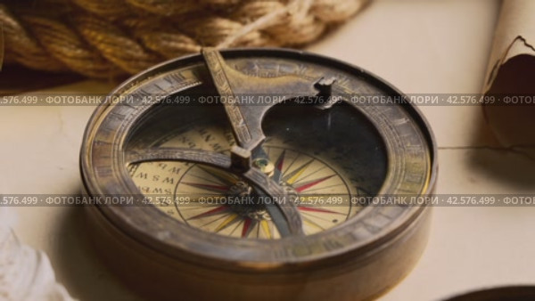 Antique Nautical Compasses on an Old World Map in Soft Lighting. Стоковое видео, видеограф Сергей Толмачёв / Фотобанк Лори