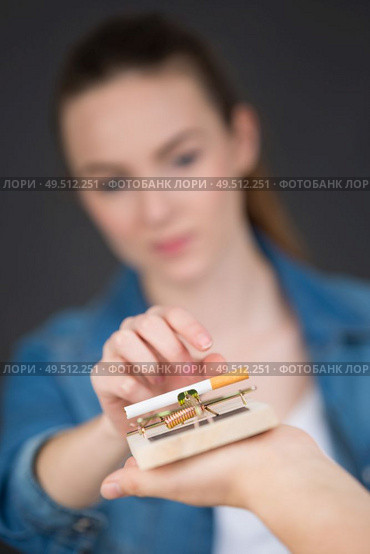 antismoking with broken cigarettes in a trap. Стоковое фото, агентство Ingram Publishing / Фотобанк Лори