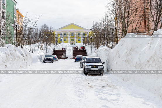 Apatit Palace of Culture in a snow-covered city (2017 год). Редакционное фото, фотограф Михаил Аккуратoв / Фотобанк Лори