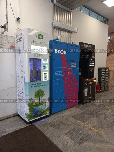 Аппарат продажи воды в розлив. Постамат интернет магазина Ozon Box. Lifehacker кофейня самообслуживания. Торговый дом "Хард-Вуд 99". Бульвар Маршала Рокоссовского, 6. Район Богородское. Город Москва (2023 год). Редакционное фото, фотограф lana1501 / Фотобанк Лори
