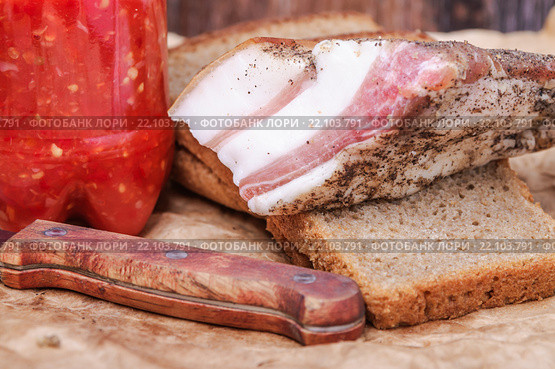 Аппетитный кусок сала с чёрным хлебом и соусом. Стоковое фото, фотограф Алёшина Оксана / Фотобанк Лори