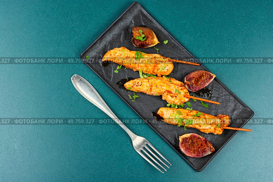 Appetizing chicken fillet skewers with figs.. Chicken fillet kebab with figs, barbecue, chicken kebab. Стоковое фото, агентство Ingram Publishing / Фотобанк Лори