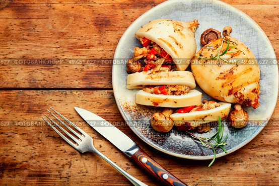 Appetizing fried squids with vegetable stuffing. Roasted stuffed squid. European cuisine. Grilled squid with vegetables, stuffed calamari. Стоковое фото, агентство Ingram Publishing / Фотобанк Лори