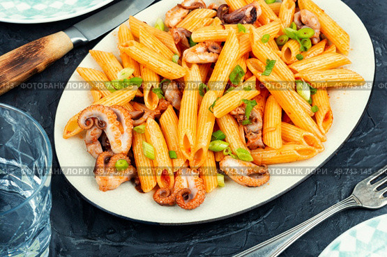 Appetizing macaroni or pasta boiled with octopus. Pasta with seafood.. Pasta, macaroni with octopus pieces. Стоковое фото, агентство Ingram Publishing / Фотобанк Лори