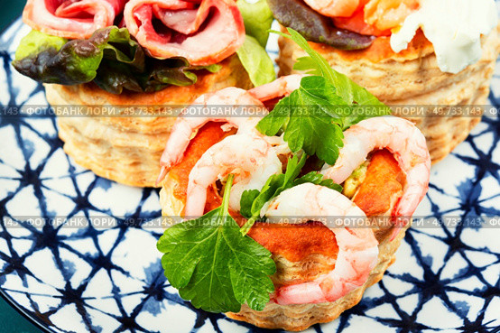 Appetizing tartlets with fish, shrimp and bacon. Festive table.. Tartlets, canapes with smoked salmon, shrimp and bacon. Стоковое фото, агентство Ingram Publishing / Фотобанк Лори