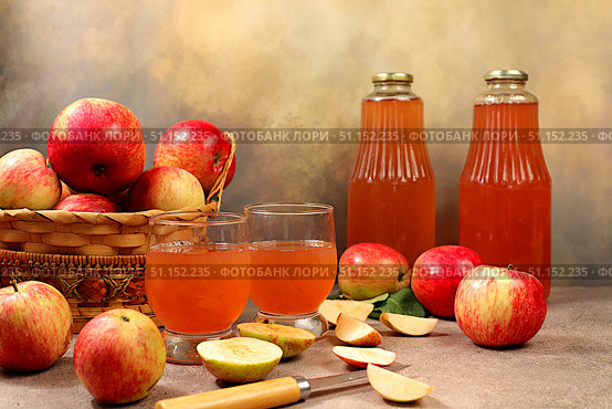 Apple cider, juice or fermented drink and fresh apples on concrete table. Autumn banner. Diet and weight loss concept. Healthy eating, body detoxification, apples help cleanse the body and reduce weight. selective focus. Стоковое фото, фотограф Светлана Балынь / Фотобанк Лори