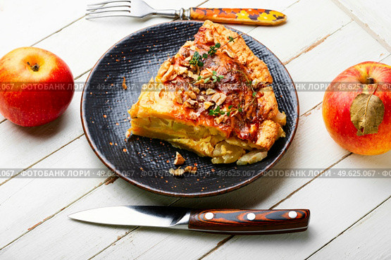Apple quiche with cheese filling. Quiche autumn pie with apples.. Quiche open apple pie. Стоковое фото, агентство Ingram Publishing / Фотобанк Лори