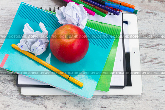 Apple with school supplies on white wooden table, top view. Apple with school supplies. Стоковое фото, агентство Ingram Publishing / Фотобанк Лори
