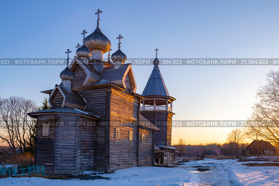Апрельский закат у старинной церкви Дмитрия Солунского Мироточивого. Деревня Щелейки. Ленинградская область, Россия (2019 год). Стоковое фото, фотограф Виктор Карасев / Фотобанк Лори