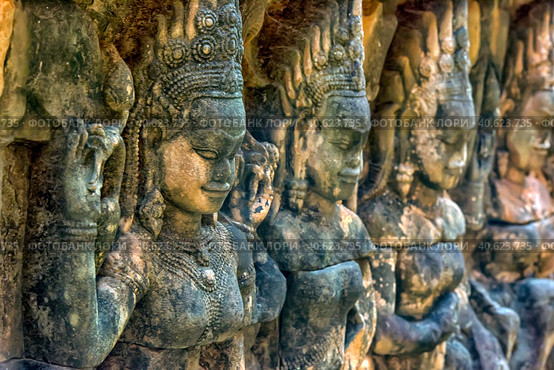 Apsara carved on the wall of the Elephant terrace, Angkor Thom. cambodia. (2017 год). Редакционное фото, фотограф Анна Кривицкая / Фотобанк Лори
