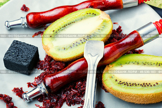 Arabic smoking hookah with taste of kiwi.Fruit shisha tobacco. Tobacco with taste of kiwi.Oriental tobacco hooka. Fragrant smoking hookah with kiwi. Стоковое фото, агентство Ingram Publishing / Фотобанк Лори