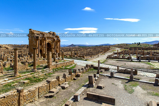 Arch of Trajan and columns in Roman ruins in the city Timgad. Republic of Algeria. Стоковое фото, фотограф Евгений Ткачёв / Фотобанк Лори