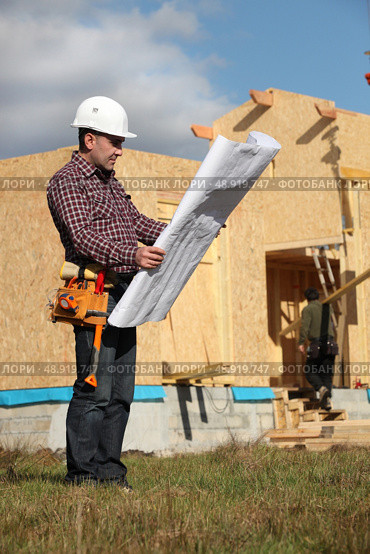 Architect with plan. Стоковое фото, агентство Ingram Publishing / Фотобанк Лори