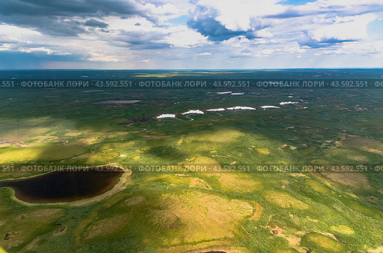 Arctic tundra in summer from an altitude of 2000 meters. Cloudy sky. Variety of colors and landscapes. The vastness of pristine nature. Shadow from the clouds. Стоковое фото, фотограф Владимир Ендовицкий / Фотобанк Лори