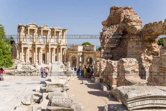 Археологическая зона Эфеса, Турция. Слева - Библиотека Цельсия, 114 - 135 гг. н. э. В центре - ворота Мазавса и Митридата, IV в. н. э. (2014 год). Редакционное фото, фотограф Rokhin Valery / Фотобанк Лори