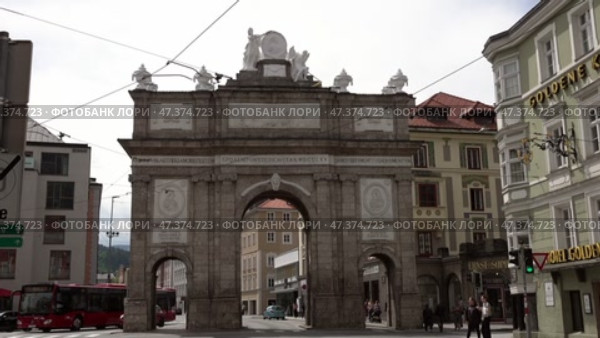 Арка на улице Инсбрука. Австрия. Май. Arch on the street of Innsbruck. Austria. May. Редакционное видео, видеограф Горшков Александр / Фотобанк Лори