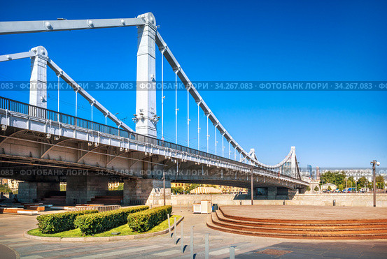 Арки Крымского моста через Москву-реку и пустая набережная (2020 год). Стоковое фото, фотограф Baturina Yuliya / Фотобанк Лори