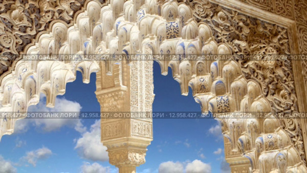 Арки в исламском стиле (Moorish) в Альгамбре, Гранада, Испания (2015 год). Редакционное видео, видеограф Владимир Журавлев / Фотобанк Лори