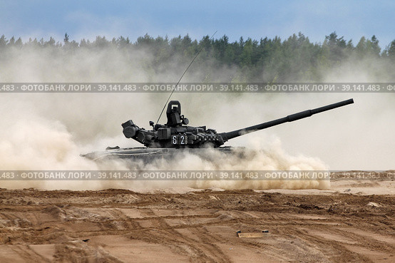 Армия России. Полигон. Танк Т-80 на пересеченной местности. Стоковое фото, фотограф Александр Тарасенков / Фотобанк Лори