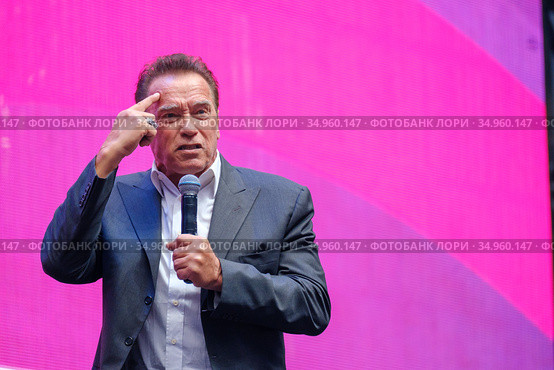 Arnold Schwarzenegger, famous actor, politician and businessman, speaks at a business forum (2019 год). Редакционное фото, фотограф Антон Гвоздиков / Фотобанк Лори