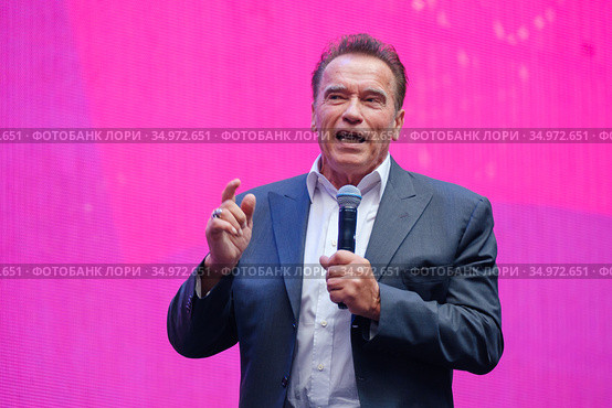 Arnold Schwarzenegger, famous actor, politician and businessman, speaks at a business forum (2019 год). Редакционное фото, фотограф Антон Гвоздиков / Фотобанк Лори