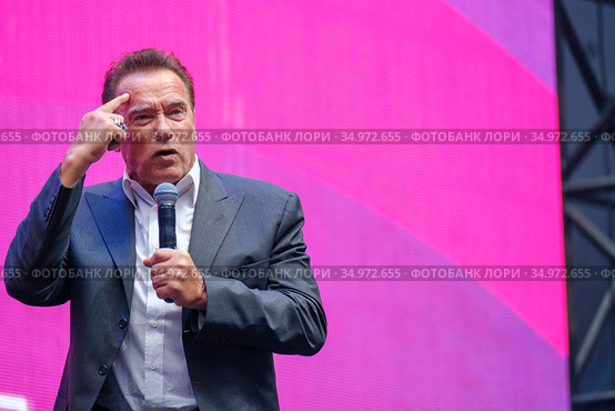 Arnold Schwarzenegger, famous actor, politician and businessman, speaks at a business forum (2019 год). Редакционное фото, фотограф Антон Гвоздиков / Фотобанк Лори