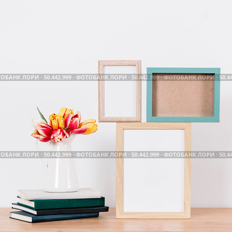 arranged holders tulips. Стоковое фото, агентство Ingram Publishing / Фотобанк Лори