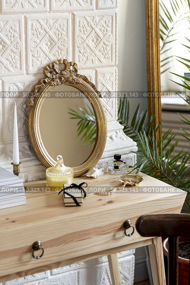 arrangement with mirror and perfume on wooden table. Стоковое фото, агентство Ingram Publishing / Фотобанк Лори
