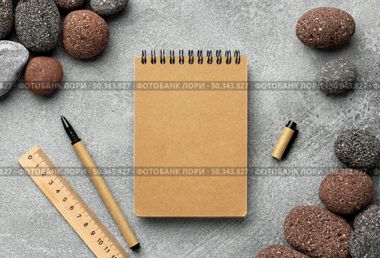 arrangement with stationery elements notepad. Стоковое фото, агентство Ingram Publishing / Фотобанк Лори