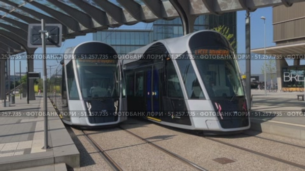 Arrival of Luxtram T1 Tram at a Luxexpo Stop in Luxembourg (2023 год). Редакционное видео, видеограф Sergakoff / Фотобанк Лори