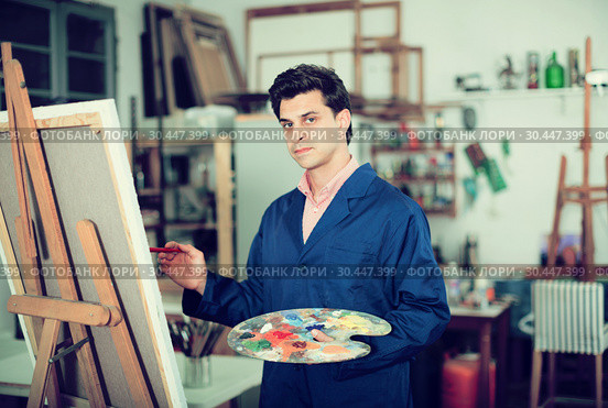 Artist painting on canvas. Стоковое фото, фотограф Яков Филимонов / Фотобанк Лори