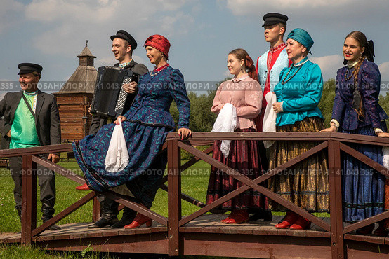 Артисты театра народной песни "Узорочье" из Рязани участвуют в фестивале "Русское поле" в парке Коломенское города Москвы, Россия (2023 год). Редакционное фото, фотограф Николай Винокуров / Фотобанк Лори