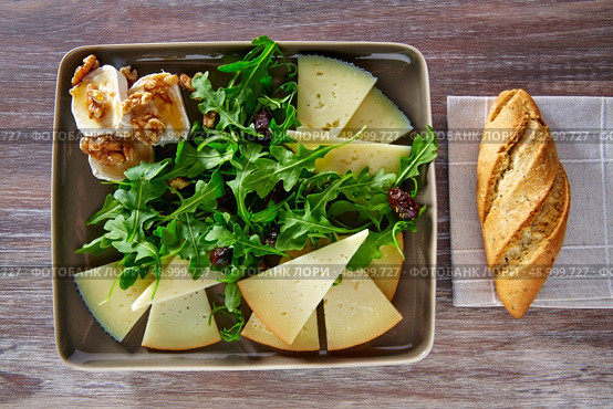 Arugula mediterranean salad with goat cheese honey and nuts. Стоковое фото, агентство Ingram Publishing / Фотобанк Лори