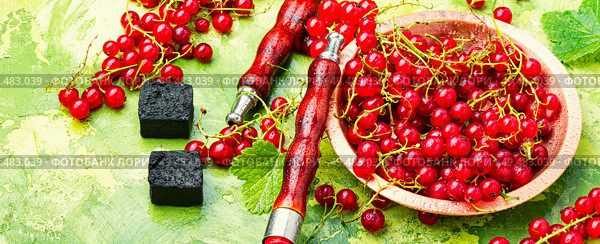 Asia kalian.Hookah with red currant flavor.Smoking berry tobacco.Shisha. Oriental hookah with redcurrant. Стоковое фото, агентство Ingram Publishing / Фотобанк Лори