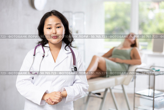 Asian doctor presenting cosmetology anti-aging beauty procedures. Стоковое фото, фотограф Яков Филимонов / Фотобанк Лори