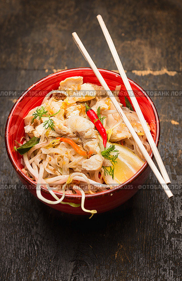 Asian noodles with chopstick, chicken and sprouts in red bowl, top view. Стоковое фото, агентство Ingram Publishing / Фотобанк Лори