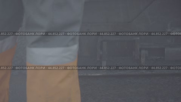 Asphalt laying, road mixture, road equipment, bitumen укладка асфальта, смесь для дороги, дорожная техника, битум. Стоковое видео, видеограф Опока Алексей / Фотобанк Лори