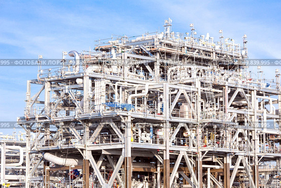 Assembling of liquefied natural gas Refinery Factory with LNG storage tank using for Oil and gas industry background. Стоковое фото, агентство Ingram Publishing / Фотобанк Лори