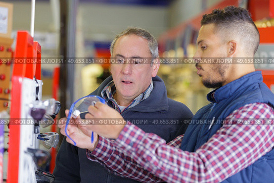 assistant with customer in diy hardware store. Стоковое фото, агентство Ingram Publishing / Фотобанк Лори