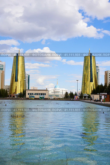 ASTANA, KAZAKHSTAN - JULY 20, 2023: Nurzhol Boulevard, fountain. Редакционное фото, фотограф Виктория Тельминова / Фотобанк Лори