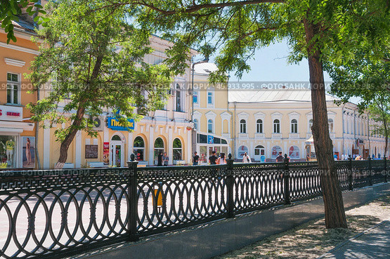Астрахань. Вид  на главную улицу города со стороны парка (2013 год). Редакционное фото, фотограф Павел Просянов / Фотобанк Лори