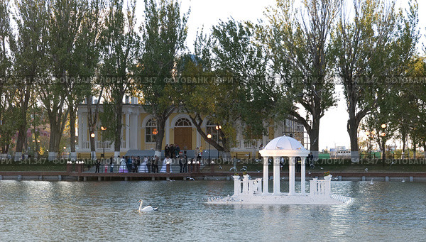 Астрахань.Лебединое озеро.Сюда приезжают молодые семьи. (2008 год). Стоковое фото, фотограф Румянцева Наталия / Фотобанк Лори