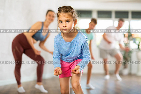 At home child learns to perform boogie-woogie figures with family. Стоковое фото, фотограф Яков Филимонов / Фотобанк Лори