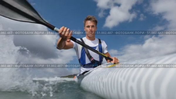 Athletic kayaker paddling energetically through ocean waves. Стоковое AI-видео, аниматор Юрий Поздников / Фотобанк Лори