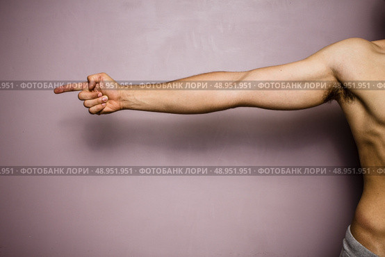 Athletic young man pointing. Стоковое фото, агентство Ingram Publishing / Фотобанк Лори