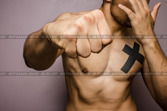 Athletic young man throwing punches. Стоковое фото, агентство Ingram Publishing / Фотобанк Лори
