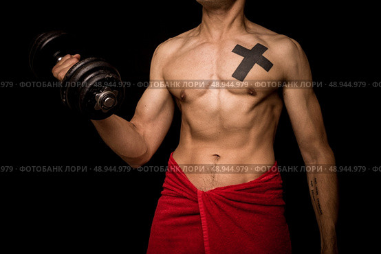 Athletic young man working out with dumbbell. Стоковое фото, агентство Ingram Publishing / Фотобанк Лори