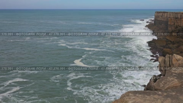 Atlantic coast with rock cliffs and waves. Стоковое видео, видеограф Михаил Коханчиков / Фотобанк Лори