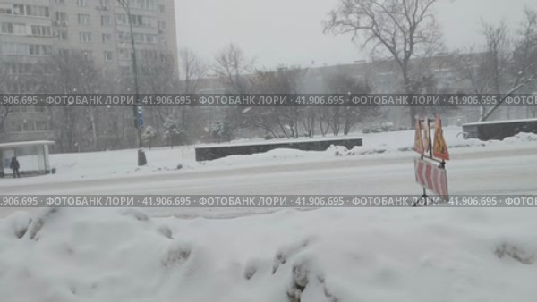 Атмосферные осадки заметают улицу сугробами. Сильный снегопад в городе. Автомобили едут по заснеженной дороге. Плохая погода и природные катаклизмы. Снежная буря, метель, пурга. Замедленная съемка. Стоковое видео, видеограф Ирина / Фотобанк Лори
