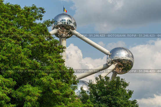 Atomium Landmark Modernist Building in Brussels, Belgium. Редакционное фото, фотограф Максим Забаровский / Фотобанк Лори